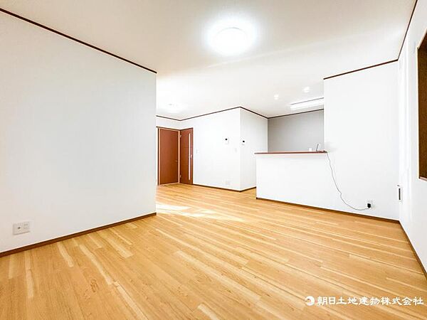 【リビング】ダイニングテーブルやソファーの家具も配置できます。ゆったりとした広さの空間