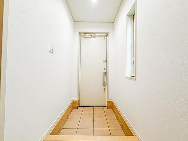 【玄関】家族の帰りを待ち、訪れる方を優しく迎える。そんな安らぎに満ちた生活空間を予感させる生活イメージが湧き出てきそうな物件です。