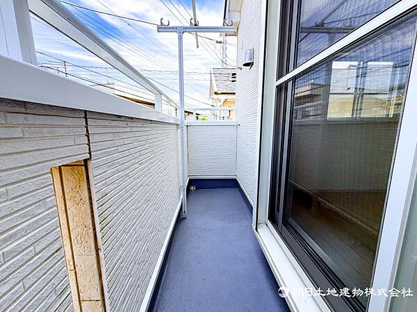 【バルコニー】バルコニーからたっぷりの光をうけたお布団やシーツから太陽のにおいが感じられます。