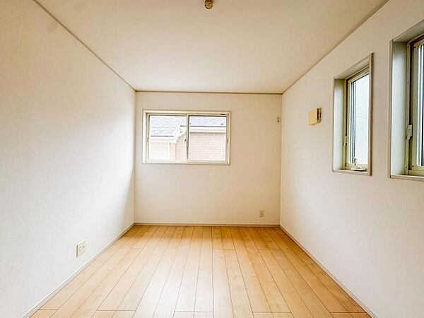 【居室】ナチュラルな木目と上品な色合いが魅力的な居住スペースは、住む人の心を自然とおだやかにします。