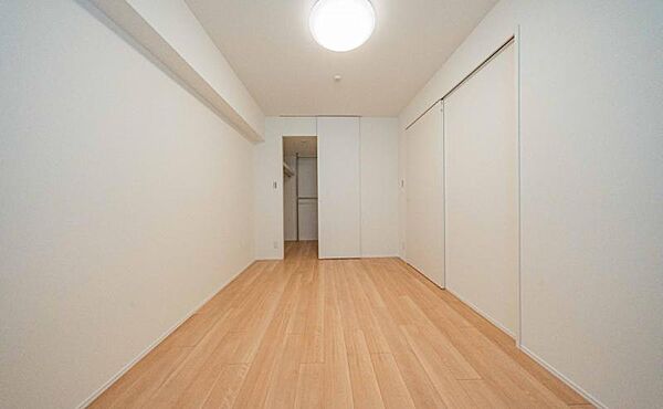 【居室】インテリアショップで見掛けた「あの家具」も置ける、ゆったりとした空間。時に広さが上質な寛ぎの時間になる事も。