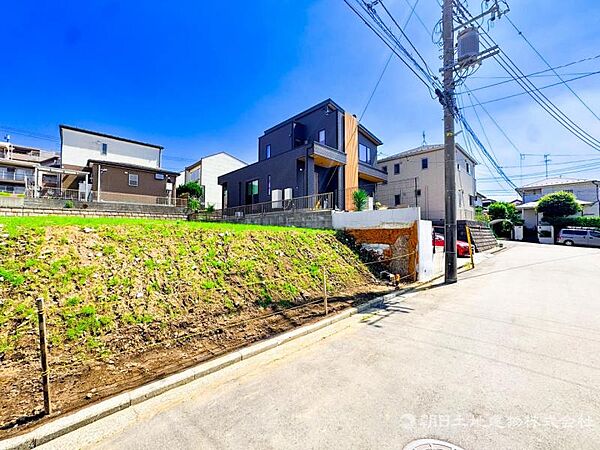 【前面道路】現地までのアプローチをしっかりとご説明させて頂きます。お車と徒歩のアプローチをご一緒しますので、なんなりとご質問下さい。