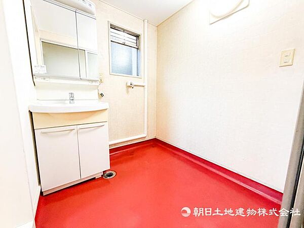 朝の身支度時に自然光が入ることで、洗面スペース全体が明るく感じられ、気持ちよく一日を始められます。