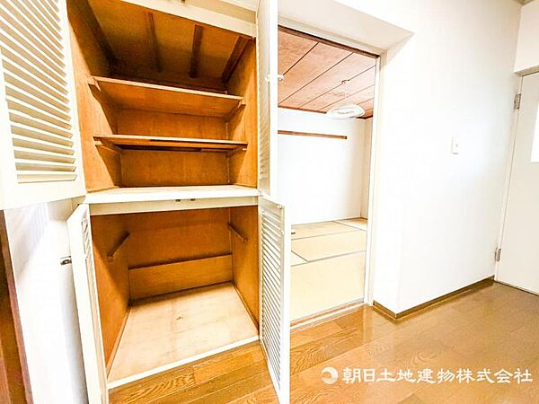 廊下には日用品や掃除道具の収納に便利な収納スペースを確保。居室内をすっきりと保ちやすく、毎日の暮らしを快適にサポートします。