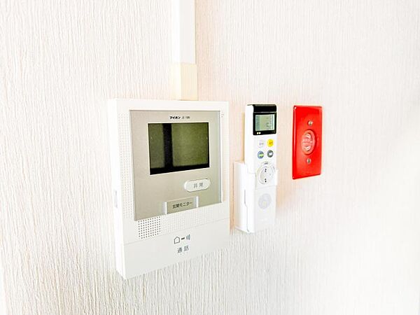 【モニター付きインターホン】訪問者の顔を確認でき、セキュリティが向上。録画機能で不在時も安心、安全な暮らしをサポートします。