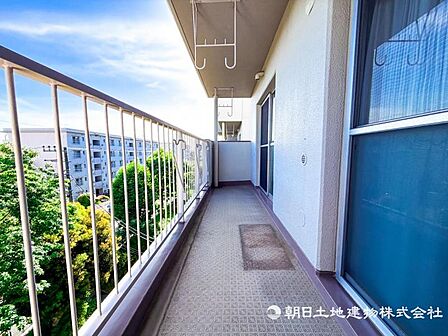 【バルコニー】バルコニーからたっぷりの光をうけたお布団やシーツから太陽のにおいが感じられます。