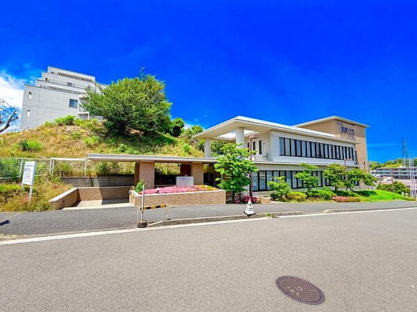 風早内科クリニック　約290ｍ　内科・消化器内科を備えた地域密着型クリニックがある安心感。日々の健康相談から急な体調不良まで、暮らしを支える医療環境が身近に整っています。