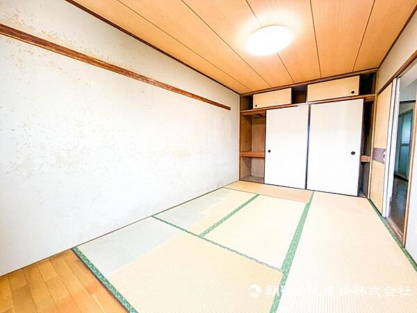 畳のぬくもりを感じる和室は、家族のくつろぎ空間や客間、寝室としても活躍。暮らしに合わせて多目的に使える、あるとうれしい一室です。