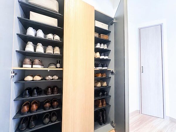 (画像は実際の室内写真をもとに、家具・調度品の配置例をCG合成したもので、実際とは多少異なります。また、家具等は販売価格に含まれません。)