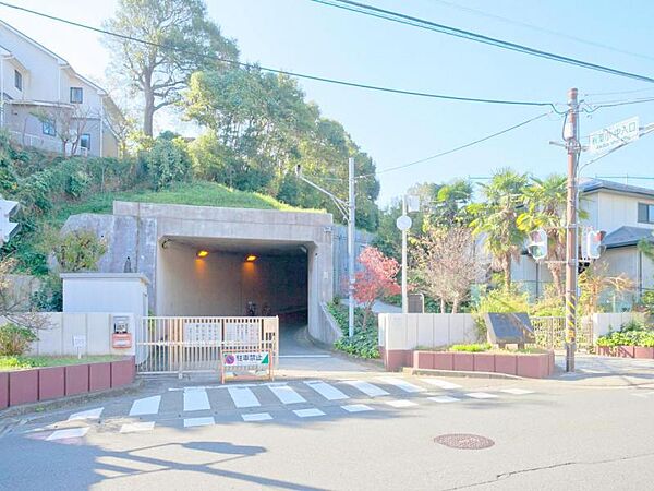横浜市立秋葉中学校　約950ｍ　住宅街の中にある中学校なので通学も安心です