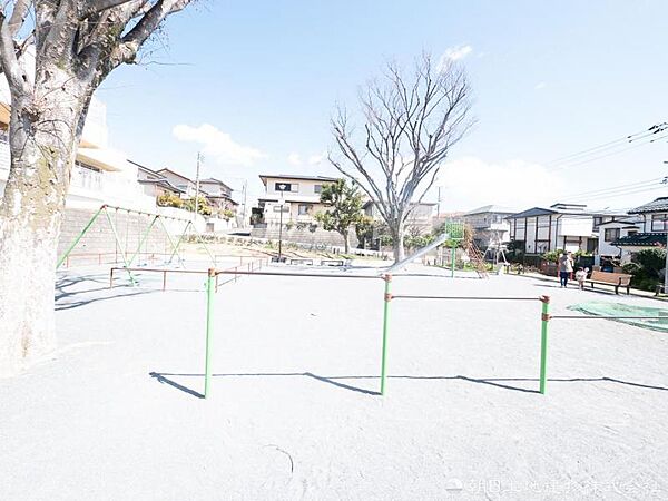 秋葉第3公園　約230ｍ　小さな子も遊べる遊具やウォーキングなどもできる公園です