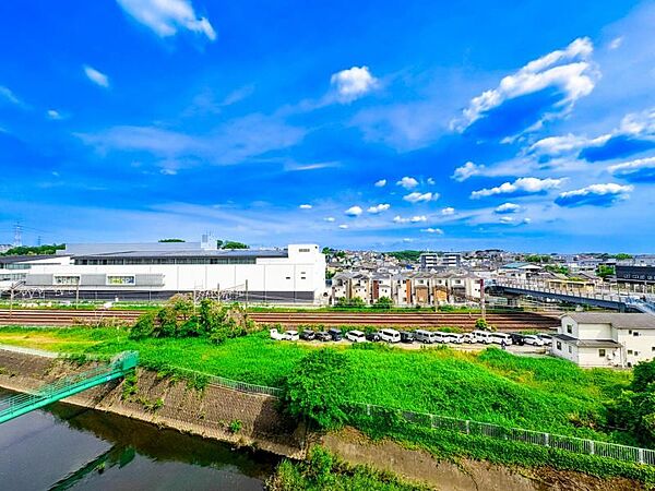 【住戸からの眺望】遠くまで見渡せる開放的な眺望を現地にてご確認ください。