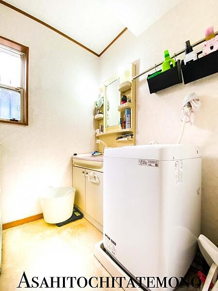【洗面所】ゆとりのある脱衣スペースと収納豊富な洗面化粧台です！