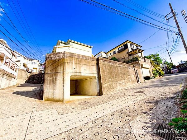 【前面道路】現地までのアプローチをしっかりとご説明させて頂きます。お車と徒歩のアプローチをご一緒しますので、なんなりとご質問下さい。