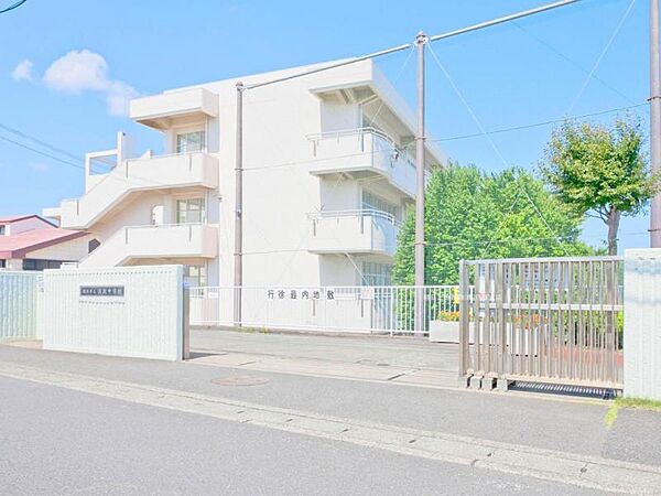 横浜市立汲沢中学校　約1000ｍ　学校周辺には歩道があるため安心して通学いただけます。