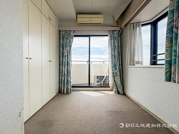 【居室】インテリアショップで見掛けた「あの家具」も置ける、ゆったりとした空間。時に広さが上質な寛ぎの時間になる事も。