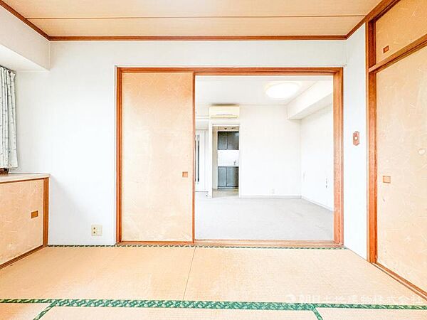 【和室】柔らかい畳の空間は、お子様の遊び場や来客時のおもてなしの場所として重宝します。