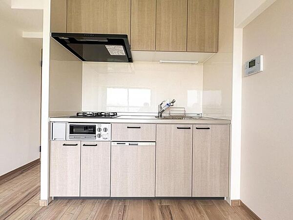【キッチン】作業スペースを多くとったキッチン。夫婦そろってキッチンに立っても調理がしやすくゆとりある広さ。