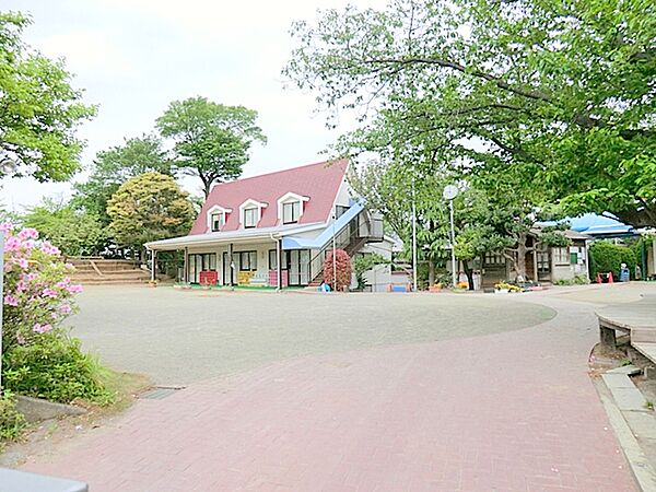 飯島幼稚園　約650ｍ　園バスもあり、広い園庭で遊具もいっぱい自然いっぱい遊べます