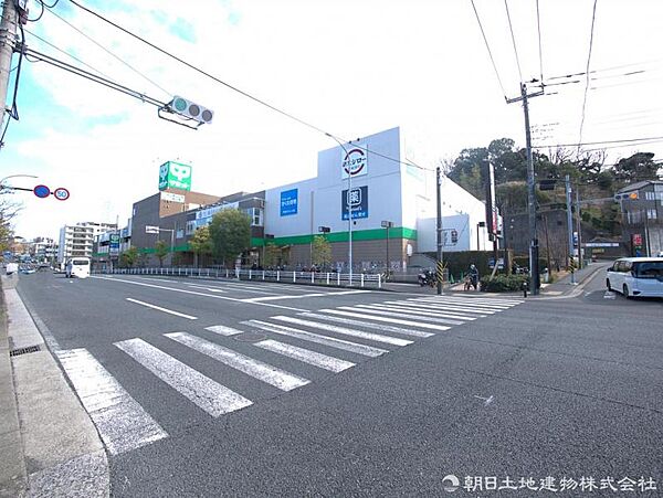 サミット 下倉田店　約1000ｍ　食品や日用品、お惣菜も揃うスーパーマーケットです。営業時間は9：00～23：00　お仕事帰りにも便利です
