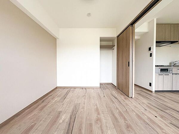 【居室】ナチュラルな木目と上品な色合いが魅力的な居住スペースは、住む人の心を自然とおだやかにします。