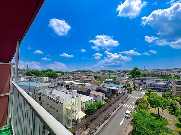 【住戸からの眺望】遠くまで見渡せる開放的な眺望を現地にてご確認ください。