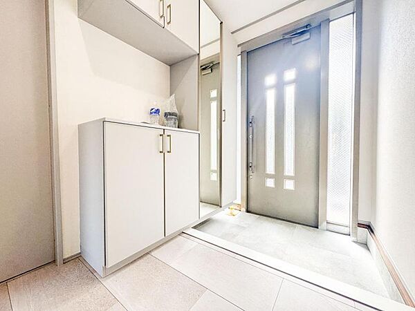 【玄関】家族の帰りを待ち、訪れる方を優しく迎える。そんな安らぎに満ちた生活空間を予感させる生活イメージが湧き出てきそうな物件です。