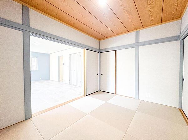 【和室】柔らかい畳の空間は、お子様の遊び場や来客時のおもてなしの場所として重宝します。