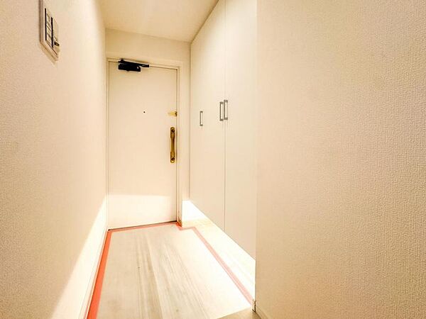 【玄関】家族の帰りを待ち、訪れる方を優しく迎える。そんな安らぎに満ちた生活空間を予感させる生活イメージが湧き出てきそうな物件です。
