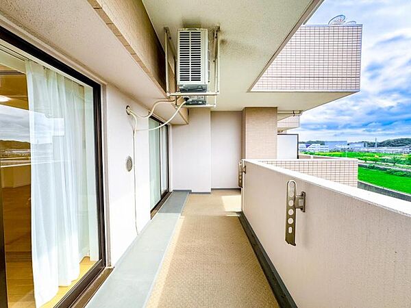 【バルコニー】バルコニーからたっぷりの光をうけたお布団やシーツから太陽のにおいが感じられます。