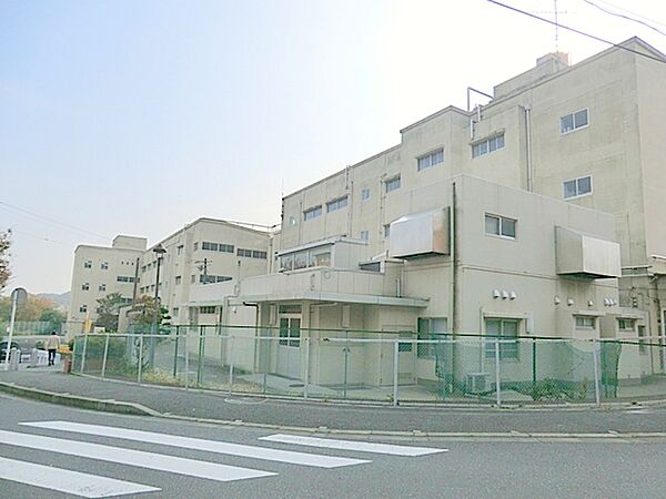 横浜市立飯島小学校　約700ｍ　学校周辺は歩道があったり車の通行量も少なめなので安心です
