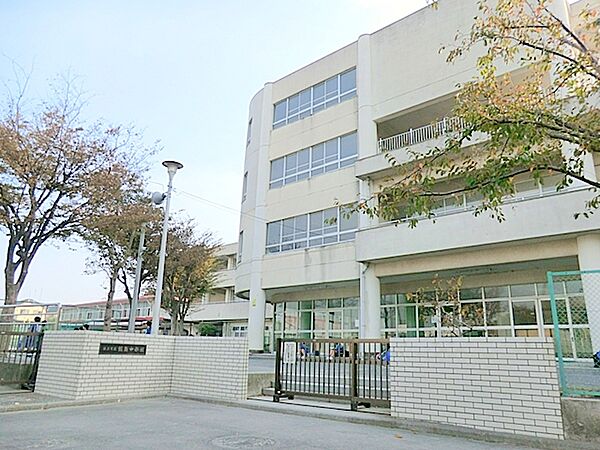 横浜市立飯島中学校　約700ｍ　周辺は住宅地となっているので通学や部活帰りも安心です