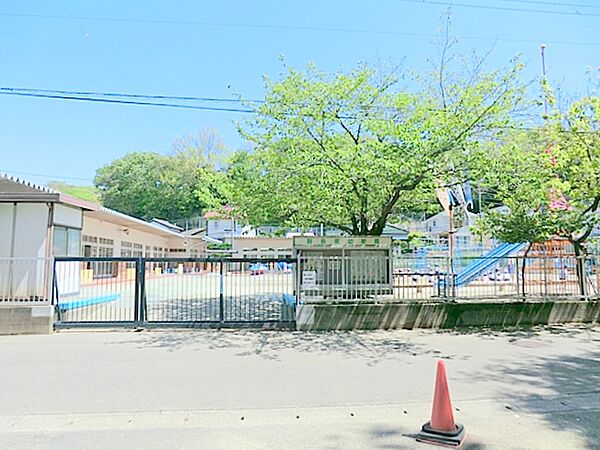 飯島東幼稚園　約1400ｍ　幼保連携型の認定こども園です。広い園庭と沢山の遊具が備え付けられています。