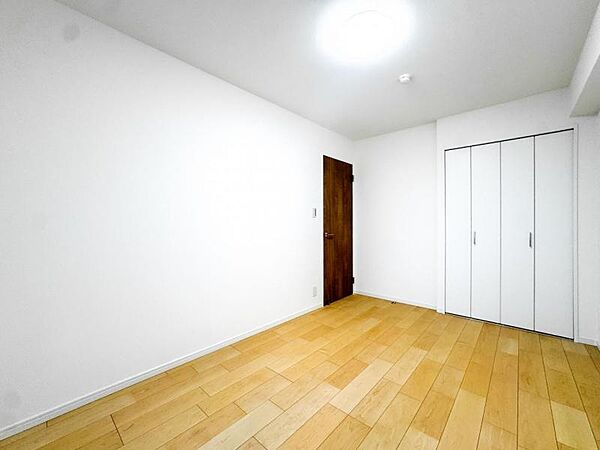 【居室】インテリアショップで見掛けた「あの家具」も置ける、ゆったりとした空間。時に広さが上質な寛ぎの時間になる事も。