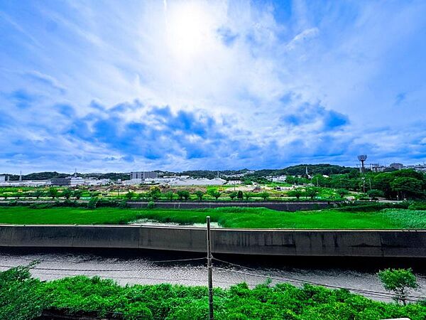 【住戸からの眺望】遠くまで見渡せる開放的な眺望を現地にてご確認ください。