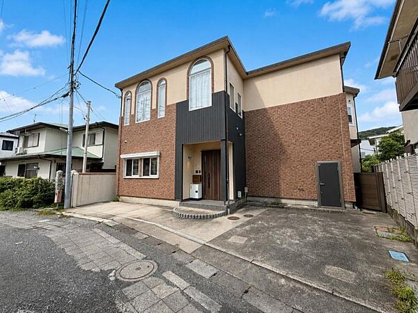 【前面道路】見通しの良い道路に面し、開放感のある立地。毎日の車の出し入れもスムーズです