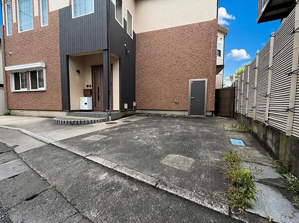 【駐車場】マイカーを身近に置ける便利な駐車スペース。毎日の通勤や休日のお出かけも快適です