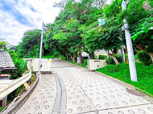 鎌倉市立御成中学校　約1390ｍ