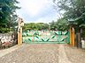 周辺：認定こども園岡津幼稚園　約1400ｍ　広い園庭で外遊びもしているようです。お子様たちの笑顔がいっぱいです
