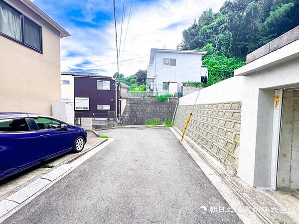 【前面道路】現地までのアプローチをしっかりとご説明させて頂きます。お車と徒歩のアプローチをご一緒しますので、なんなりとご質問下さい。