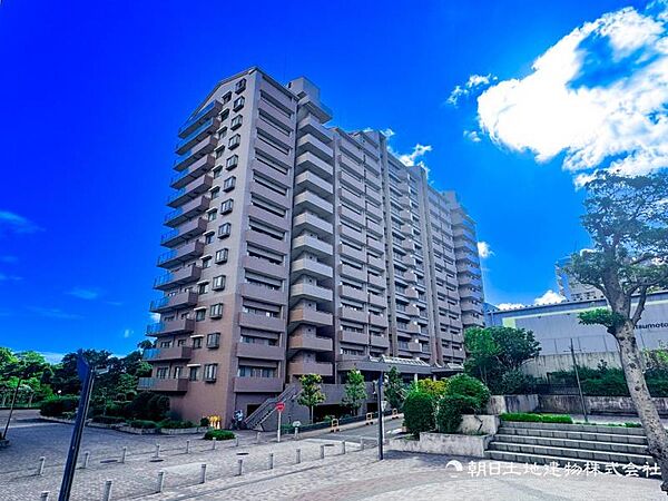 【外観】ここから始まる「日常」はご家族にとってかけがえのない時間となります。少しでも豊かに、快適に。そんな想いから本邸宅は生まれました。