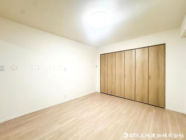 【居室】ナチュラルな木目と上品な色合いが魅力的な居住スペースは、住む人の心を自然とおだやかにします。