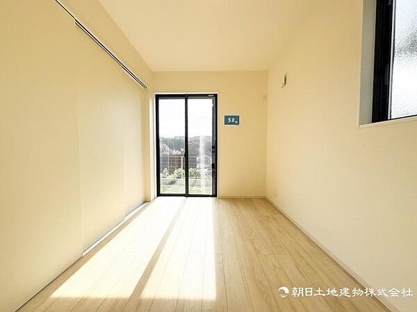 【居室】インテリアショップで見掛けた「あの家具」も置ける、ゆったりとした空間。時に広さが上質な寛ぎの時間になる事も。