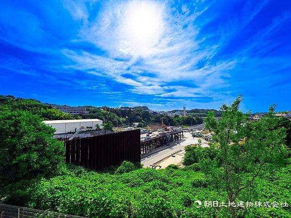 【住戸からの眺望】遠くまで見渡せる開放的な眺望を現地にてご確認ください。