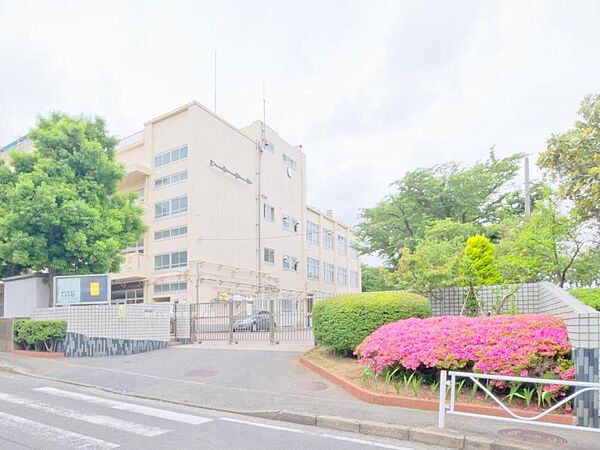 横浜市立六ツ川中学校　約1460ｍ