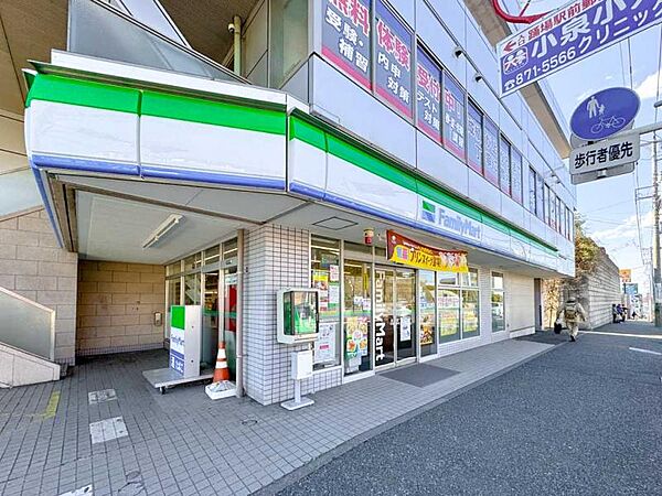 ファミリーマートいずみ踊場駅前店　約900ｍ　24時間営業のコンビニ