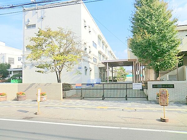 横浜市立戸塚小学校　約780ｍ　学校周辺には歩道もあり安心して通学が出来ます
