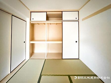 【和室】柔らかい畳の空間は、お子様の遊び場や来客時のおもてなしの場所として重宝します。