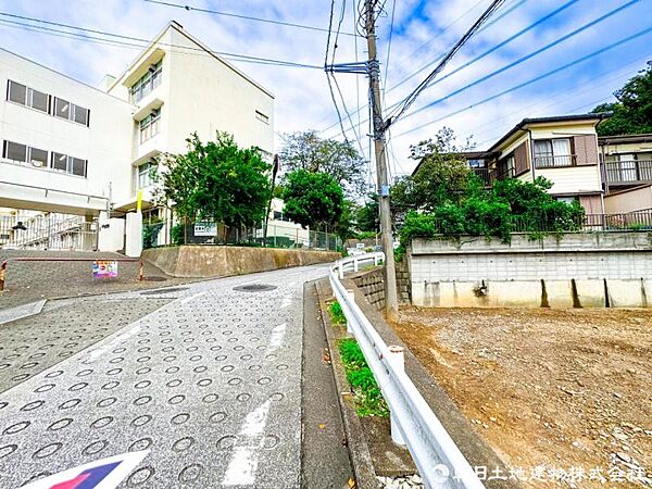 【前面道路】ゆとりある道路幅で車の出し入れもスムーズ。毎日のカーライフを快適にサポートします