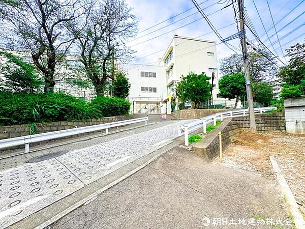 【前面道路】ゆとりある道路幅で車の出し入れもスムーズ。毎日のカーライフを快適にサポートします
